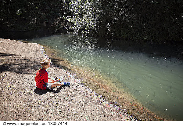 Junge fischt im Fluss