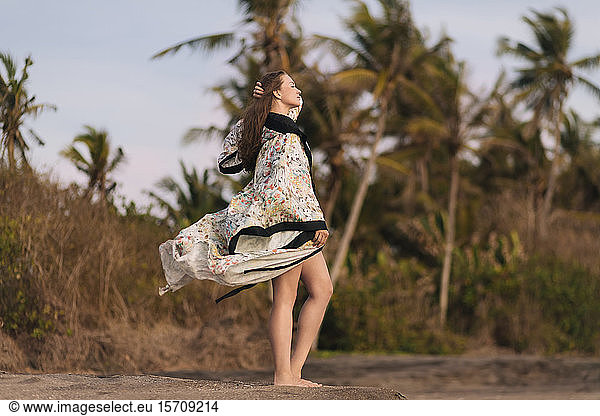 Junge Frau am Strand  Strand von Kedungu  Bali  Indonesien