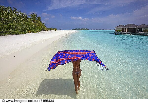 Junge Frau auf der Paradiesinsel (Lankanfinolhu)  Malediven.