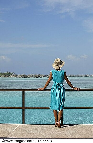 Junge Frau auf der Paradiesinsel (Lankanfinolhu)  Malediven.