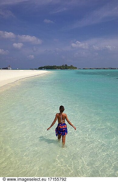 Junge Frau auf der Paradiesinsel (Lankanfinolhu)  Malediven.