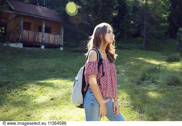Junge Frau auf der Waldwiese  Sattelbergalm  Tirol  Österreich