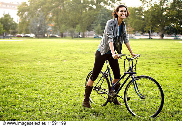 Junge Frau auf Fahrrad im Park