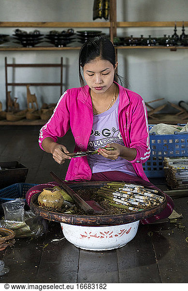 Junge Frau bei der Herstellung von birmanischen Zigarren in einem Workshop zur Herstellung von Zigarren aus Stachelbeeren  Inle-See  Myanmar