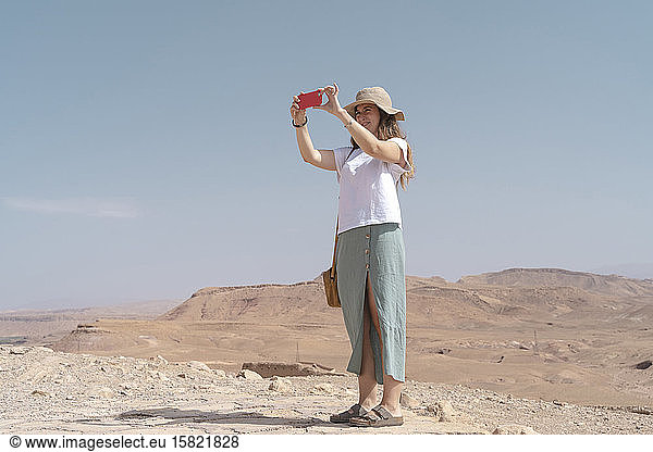 Junge Frau beim Fotografieren mit Smartphone  Ouarzazate  Marokko