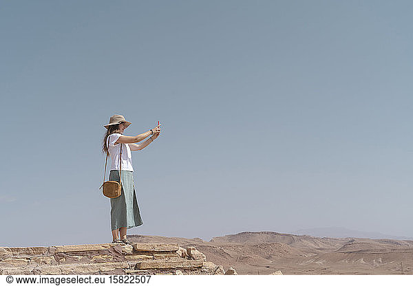 Junge Frau beim Fotografieren mit Smartphone  Ouarzazate  Marokko