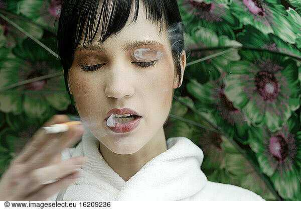 Junge Frau beim Rauchen  Porträt