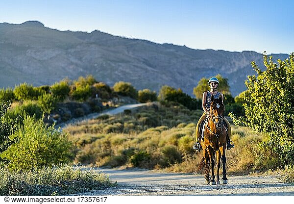 Junge Frau beim Reiten in der bergigen Wildnis Andalusiens  Spanien  Europa