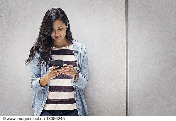 Junge Frau beim Schreiben von SMS