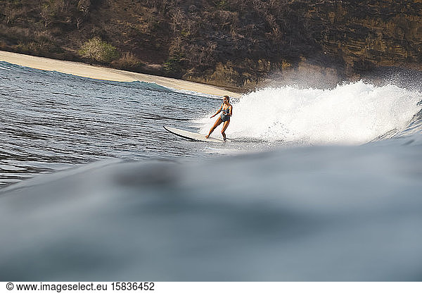 Junge Frau beim Surfen im Indischen Ozean