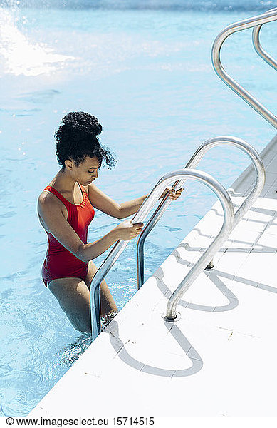 Junge Frau betritt Schwimmbad
