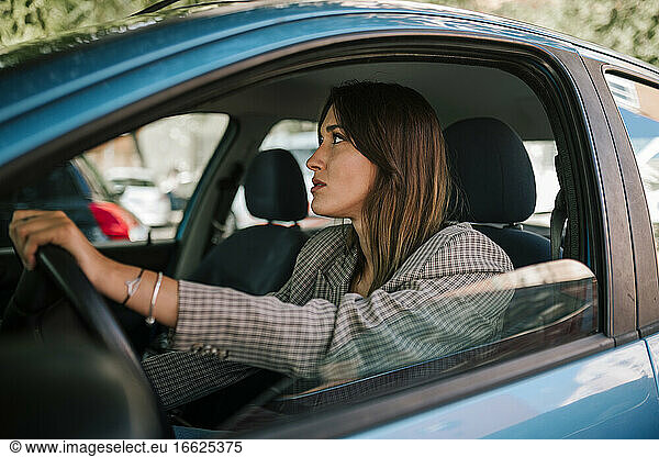 Junge Frau fährt Auto