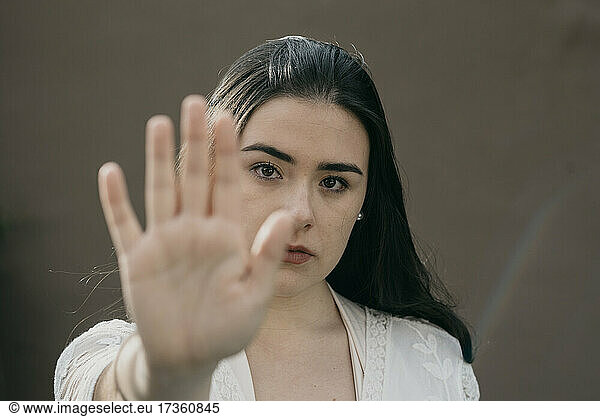 Junge Frau gestikuliert mit Hand Stoppschild