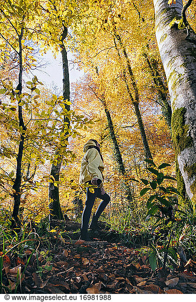 Junge Frau im Herbstwald