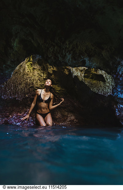 Junge Frau im Pool in den Mermaid Caves  Oahu  Hawaii  USA