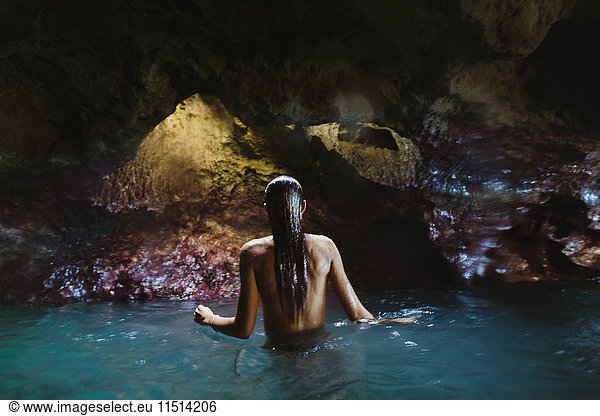Junge Frau im Pool in den Mermaid Caves  Oahu  Hawaii  USA
