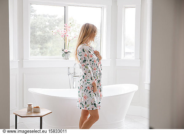 Junge Frau in der Nähe der Badewanne