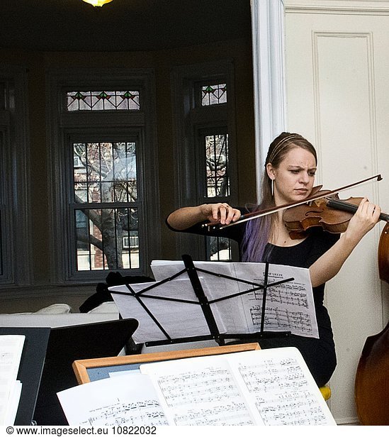 junge Frau junge Frauen üben Faden spielen Saite Geige