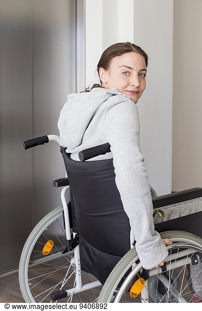 junge Frau junge Frauen benutzen Rollstuhl