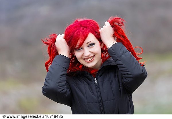 junge Frau junge Frauen Jugendlicher ziehen Trennung rothaarig Mädchen Haar