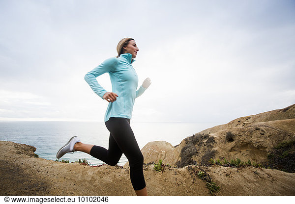 junge Frau junge Frauen Küste joggen vorwärts