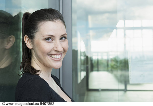 junge Frau junge Frauen Portrait lächeln