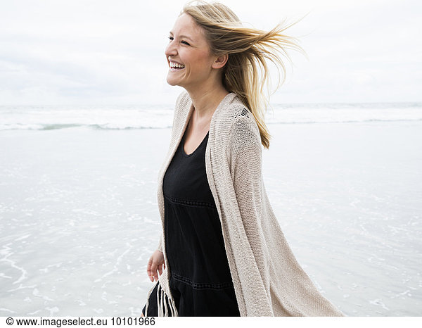 junge Frau junge Frauen Portrait lächeln Strand