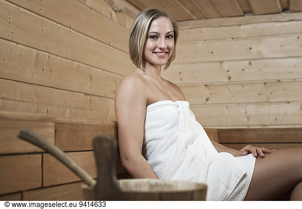 junge Frau junge Frauen Sauna