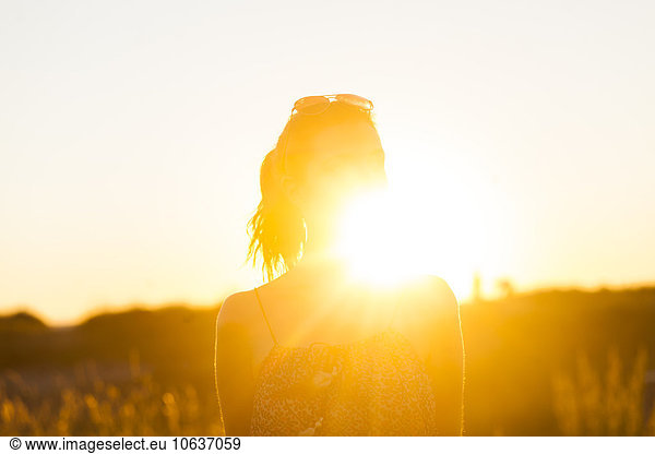 junge Frau junge Frauen Sonnenuntergang Silhouette