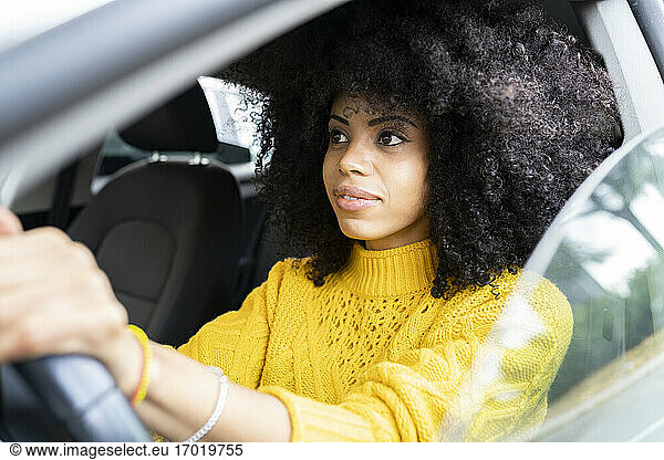 Junge Frau konzentriert sich beim Autofahren