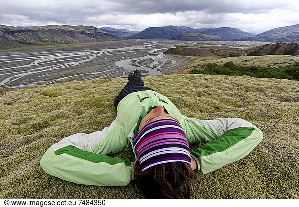 Junge Frau liegt in Mooslandschaft  Sandur des Vatnaj÷kull  Island  Europa