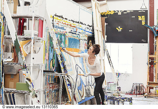 Junge Frau malt im Kunstatelier