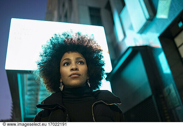 Junge Frau mit Afrofrisur in der Stadt
