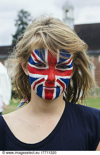 Junge Frau mit aufgemaltem Union Jack auf ihrem Gesicht auf dem Gesundheitsfestival; Reading  Berkshire  England