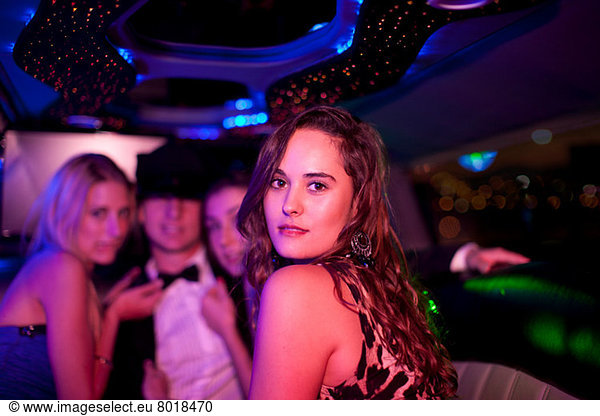 Junge Frau mit braunen Haaren im Nachtclub