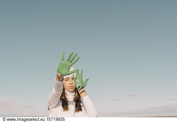 Junge Frau mit grün bemalten Palmen