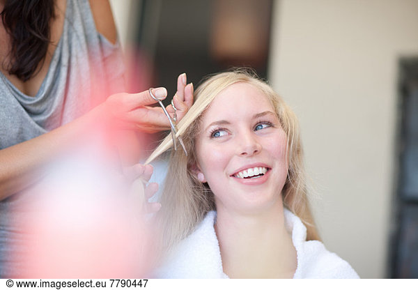 Junge Frau mit Haarschnitt