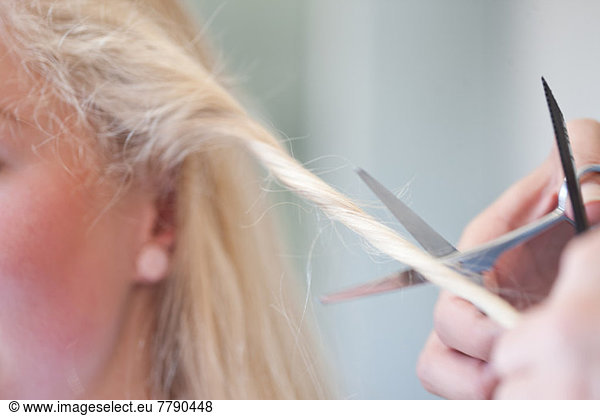 Junge Frau mit Haarschnitt  Nahaufnahme