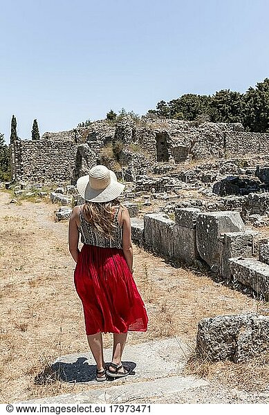 Junge Frau mit Kleid  Ruinen mit Säulen  Ehemaliger Tempel  Asklepieion  Kos  Dodekanes  Griechenland  Europa