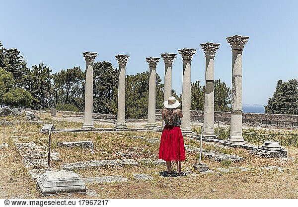 Junge Frau mit Kleid vor Ruinen mit Säulen  Ehemaliger Tempel  Asklepieion  Kos  Dodekanes  Griechenland  Europa