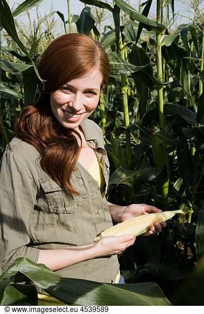 Junge Frau mit Maiskolben