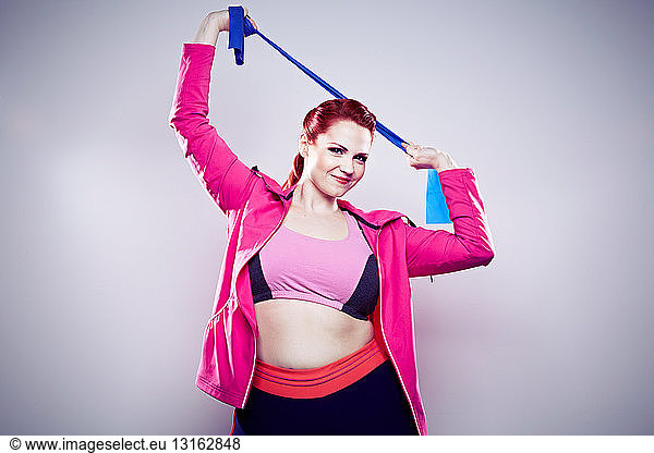 Junge Frau mit rosa Oberteil  elastisch dehnbar