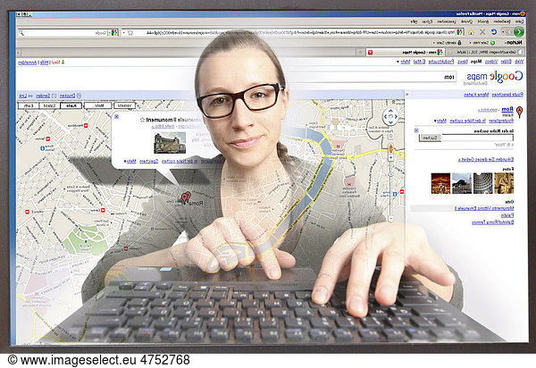 Junge Frau sitzt am Computer  surft im Internet  auf der Seite von Google Maps  Blick aus dem Computer  Symbolbild
