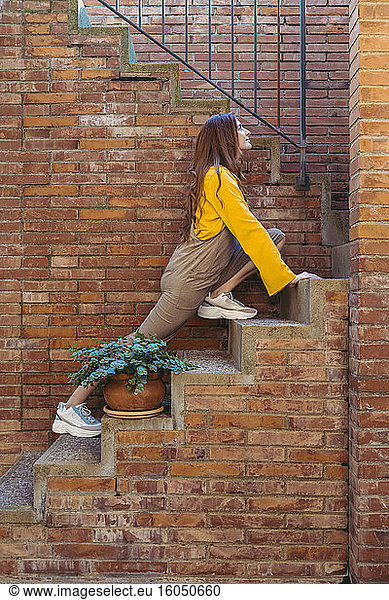 Junge Frau trainiert auf einer Treppe
