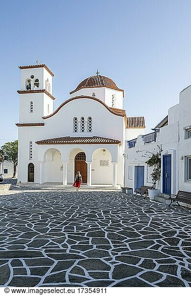 Junge Frau vor Agios Antonios  Griechisch-orthodoxe Kirche  Marpissa  Paros  Kykladen  Griechenland  Europa