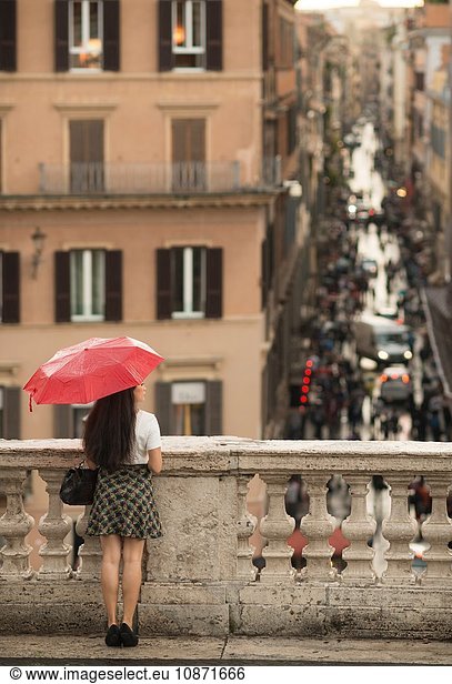 Junge Frau wartet mit Regenschirm  Spanische Treppe  Rom  Italien