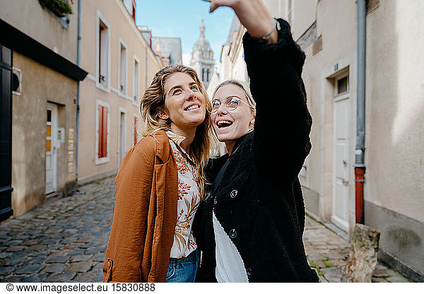 Junge Frauen auf der Straße einer typisch französischen Stadt