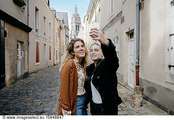 Junge Frauen auf der Straße einer typisch französischen Stadt