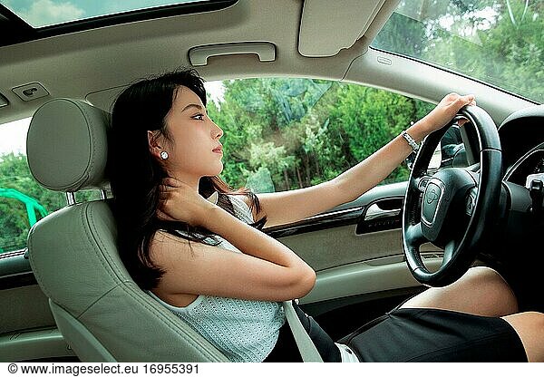Junge Frauen  die übermüdet Auto fahren