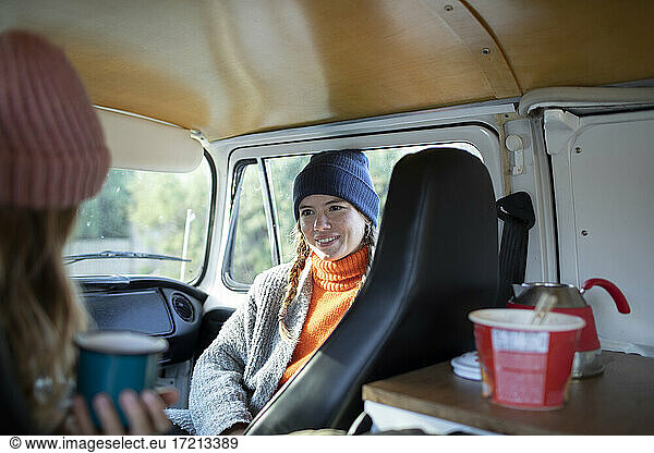 Junge Frauen Freunde entspannen im Wohnmobil auf Road Trip